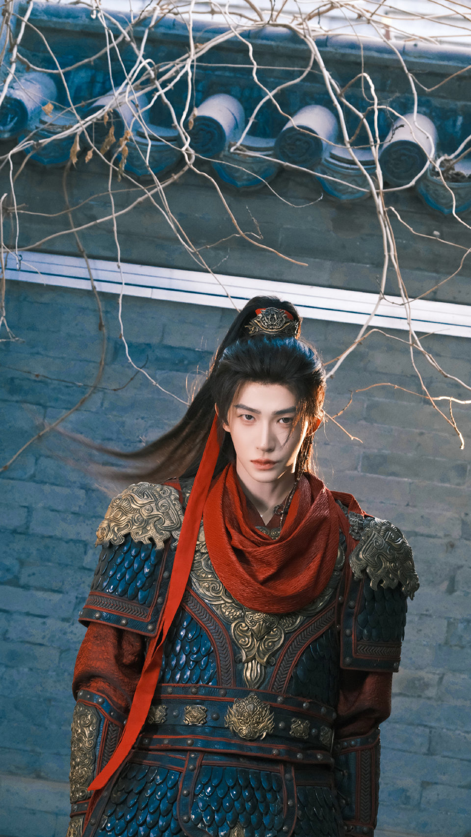 刘宇三国恋少年将军 琅琊古城起烽烟！刘宇一袭红甲高马尾，化身少年将军踏焰而来。《