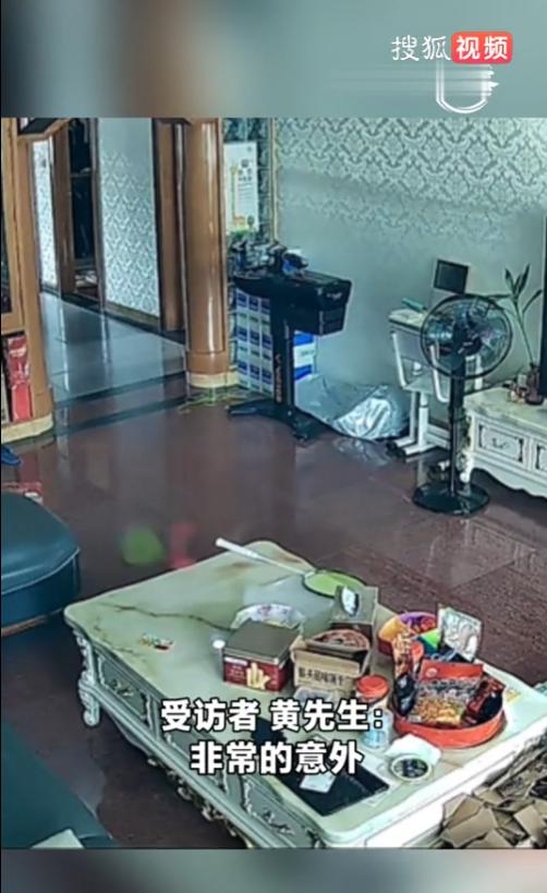 真绷不住了！广东惠州，一男子刚为心爱的羽毛球拍穿上28磅的新线，随手将其放在桌上