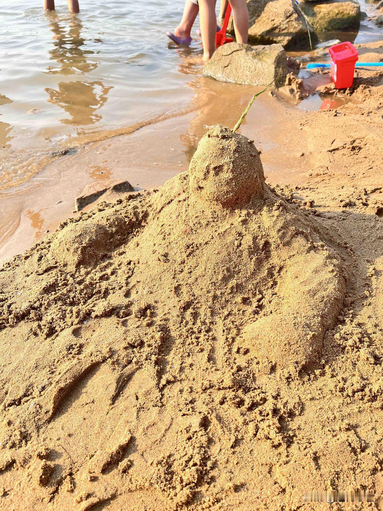 生命的本质有两层：一层是挣扎着活下去，二层是找到活着的意义。

大多数人仅能挣扎