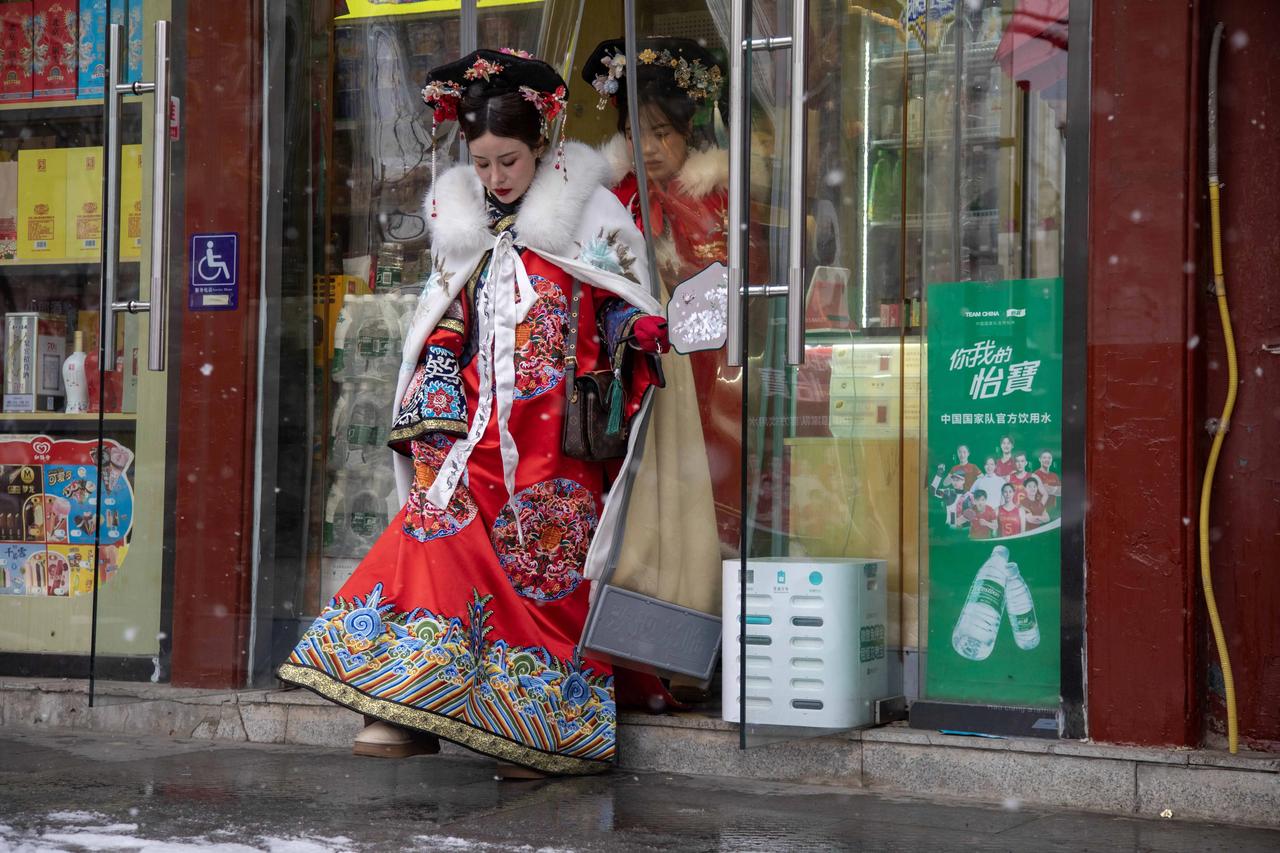 雪天出门溜达，竟然碰见格格带丫鬟逛超市。忘记了加个微信，照片怎么给她们呀？急死了