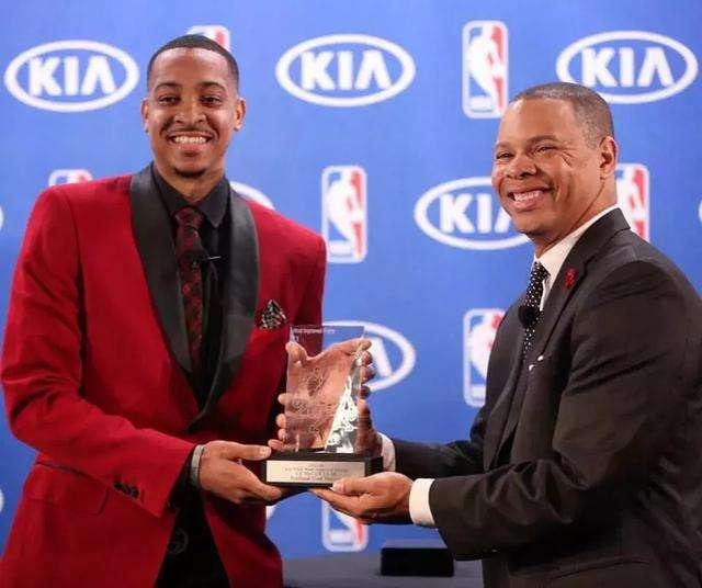 NBA名嘴比尔西蒙斯在谈到火箭队季后赛的问题所在的时候表示，火箭队缺少的就是核心