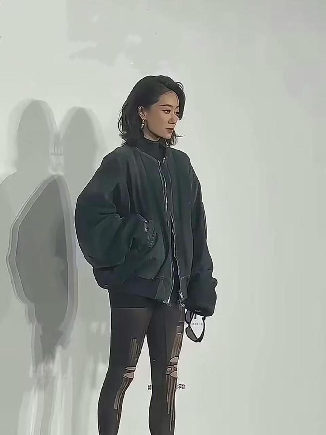 真没看懂张小斐这双鞋，是在高跟鞋外面直接套了黑丝吗？ 