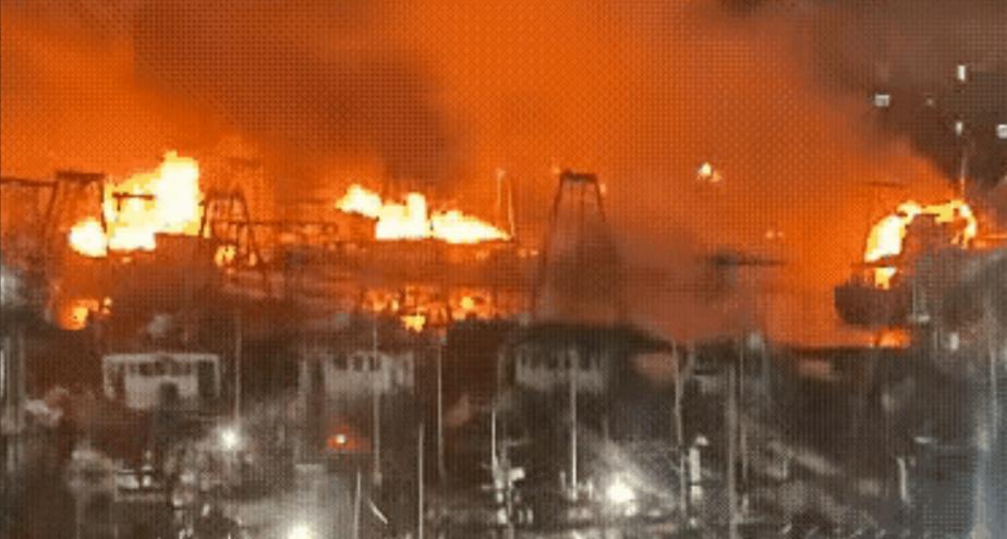 最近多灾多难啊！
香港、昆明也接连出事！
广西北海码头也着火了。

火势不小。