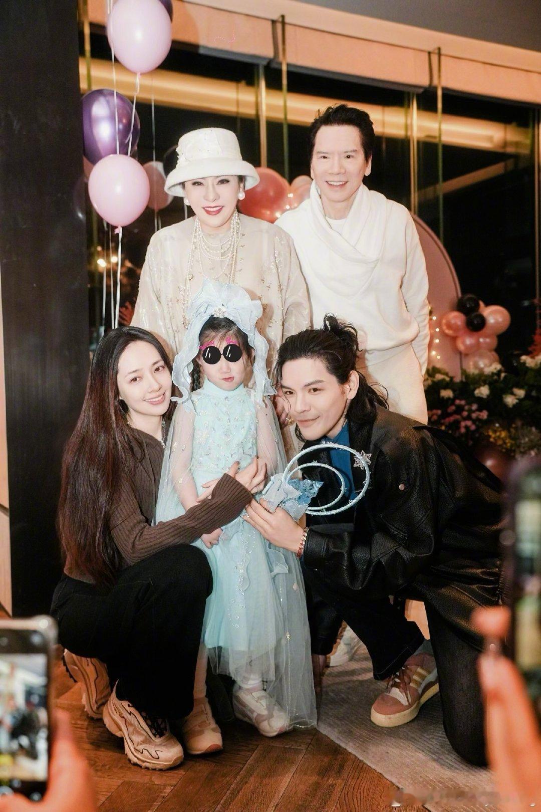 向佐为妈妈和郭碧婷庆生 向太和郭碧婷生日快乐啊，一家人看起来挺幸福的[贊] 