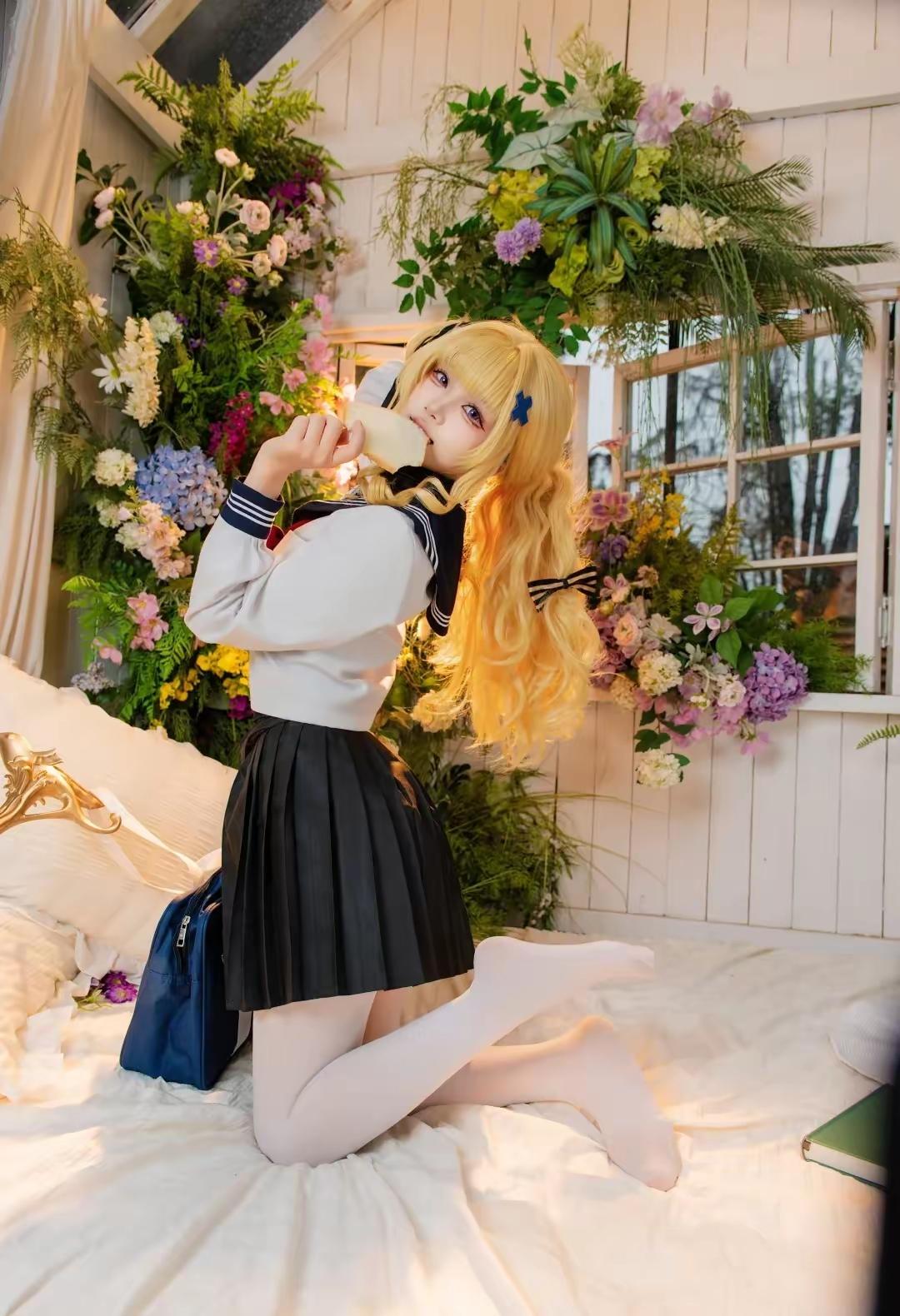 少女心爆棚的梦幻花房，甜美少女在花海中享受下午茶时光。🌸💕