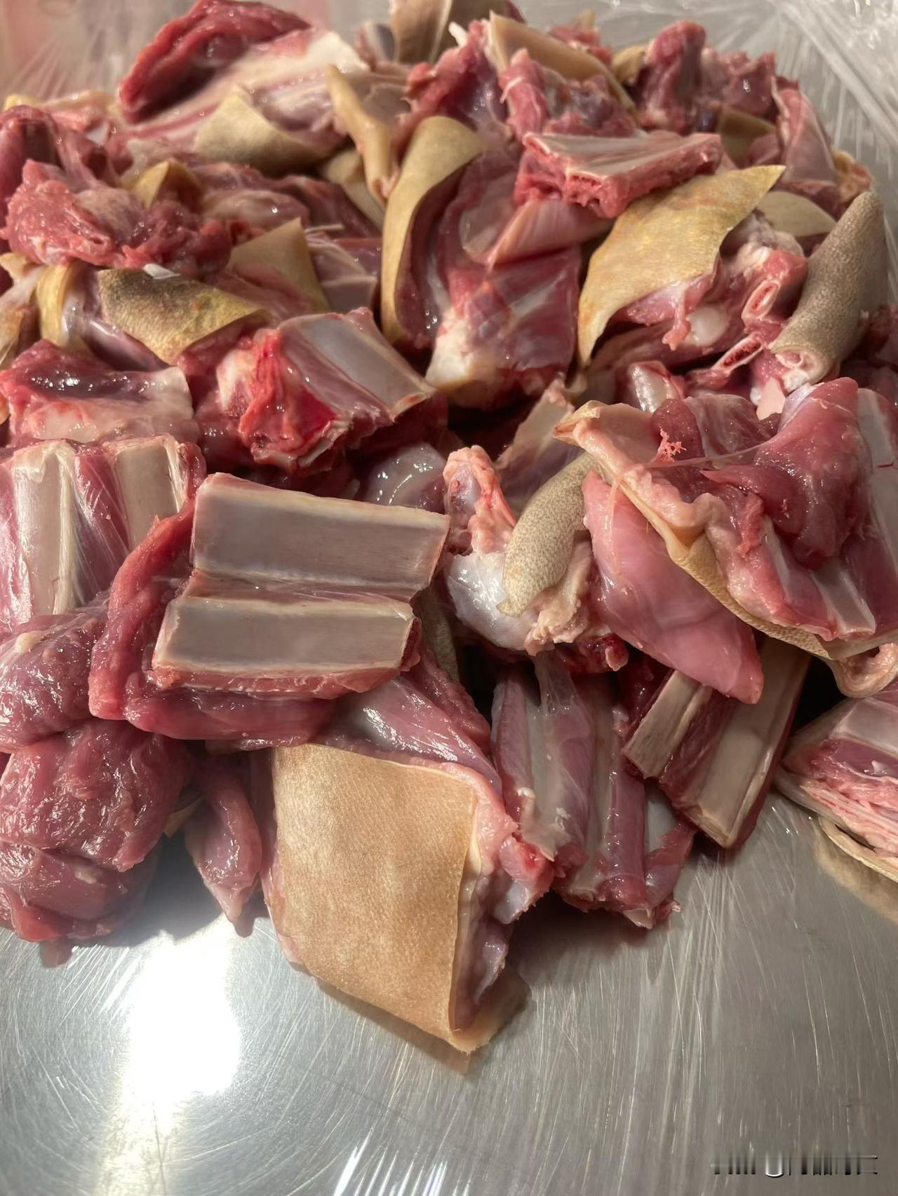 前几天，我在天猫买了几斤散养黑山羊肉，这吃草的黑山羊，这是来自重庆市大山区的，没