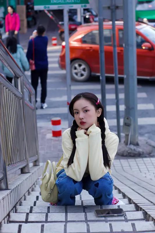 周也亮相《穿普拉达的女王2》首映礼，这位因“悄悄话”出圈的小花，能否在时尚大片中