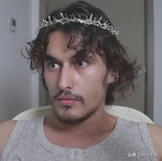 这个眼神犀利吗！估计能让很多殖人闭嘴！路西法，这也太牛了，直接站到阵地前沿了！欢