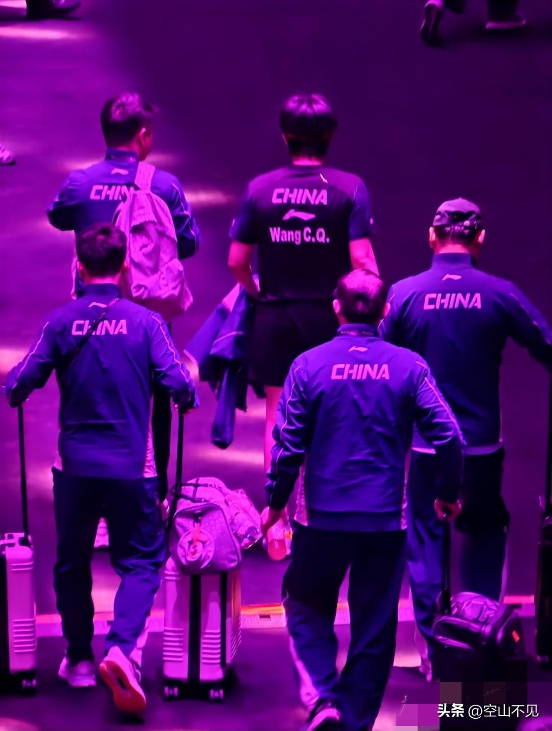 看着小分队，真的很有意境！
运动员+教练+陪练+体能教练+队医，真是完美组合。他