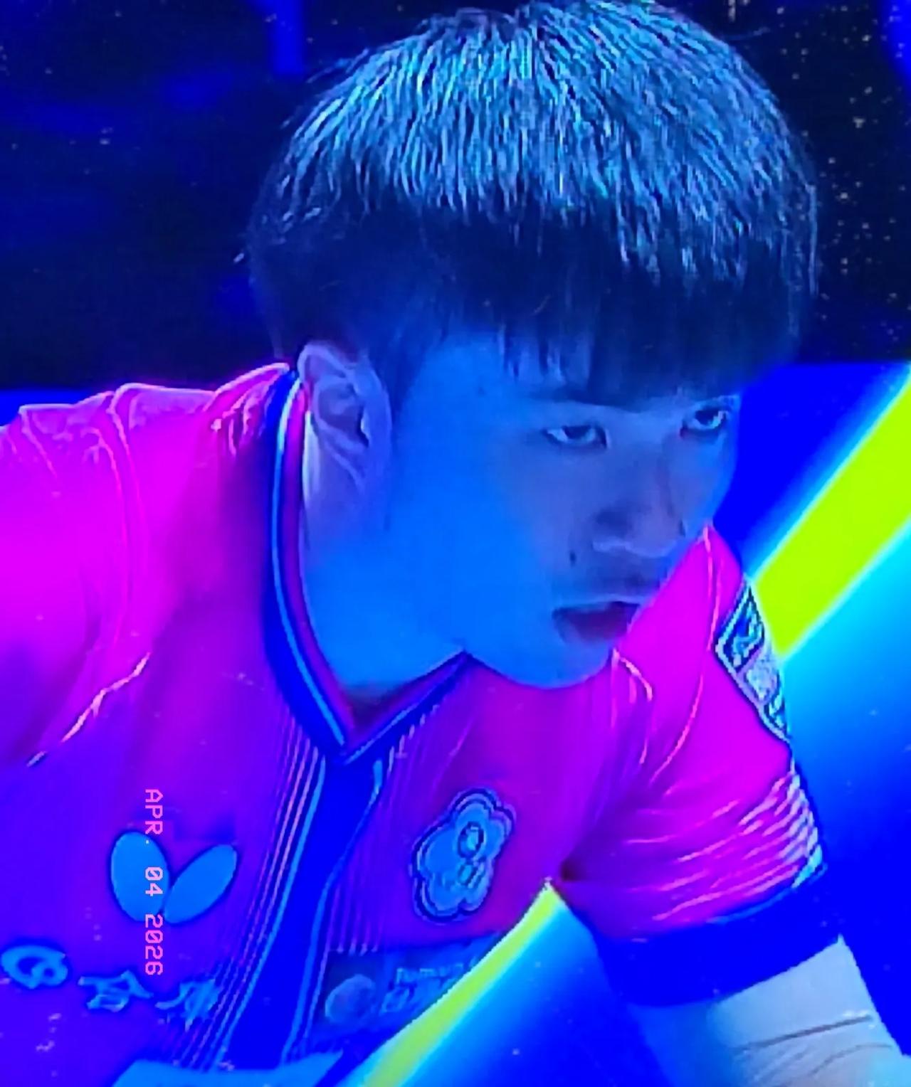 第5局，林昀儒愈发神勇，开局5-0领先，张本智和连追2分后，发球被判犯规重发，张