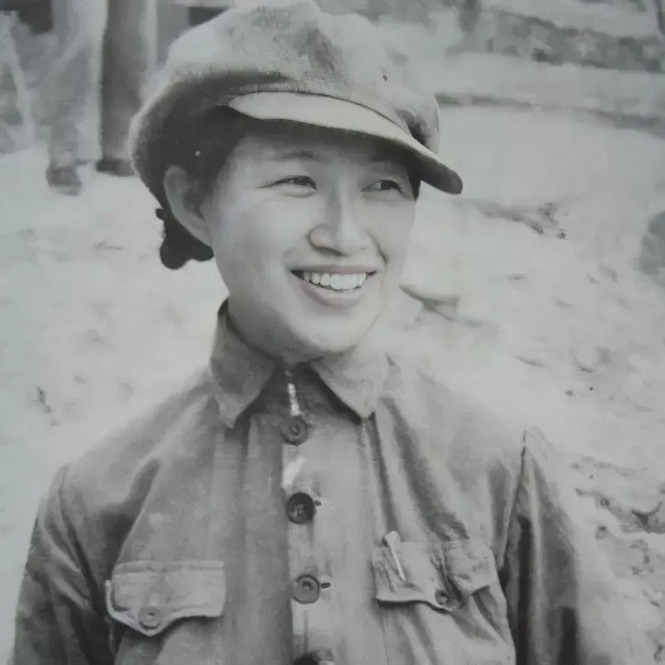 1941年，八路军美女孟庆树，一张罕见的合影，照片中的他戴着军帽，一身戎装，胸前