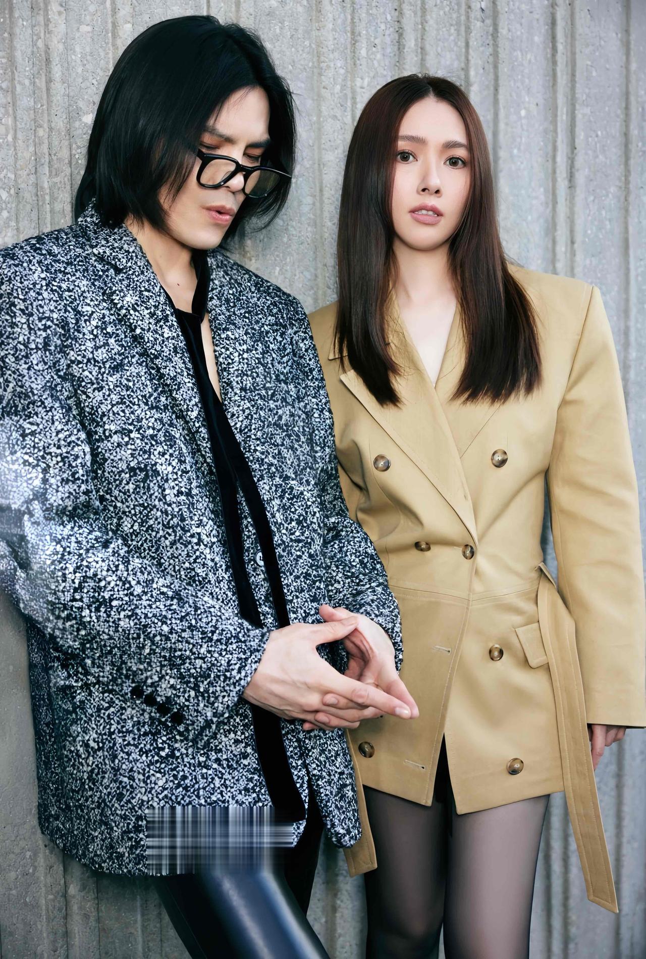 郭碧婷的长直发与中分头发型，很符合她的大美女气质。

知道郭碧婷酷爱中分头，向佐