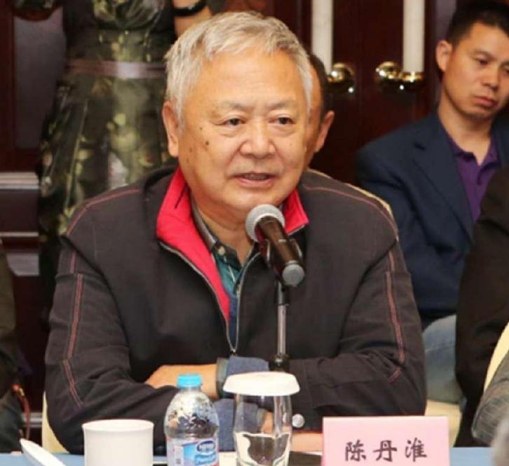陈毅的儿子陈丹淮念初中那年，班主任举起一张老照片，直截了当地问他：“这是你父亲吧