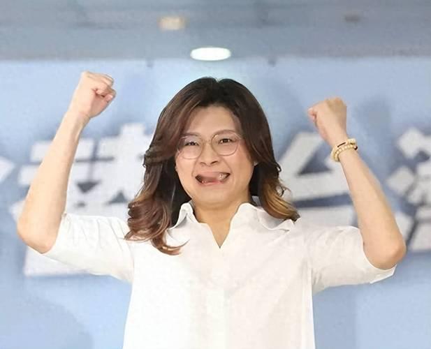 郑丽文
亮“一国两区”杀招！
绿营慌到跳脚，多国代表排队上门求见。

郑丽文这波