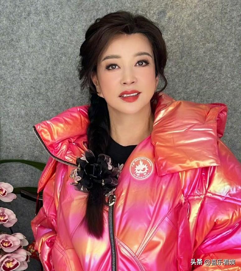 75岁刘晓庆，太难了
 
3月25日下午，75岁的刘晓庆直接被气到发微博，原因是