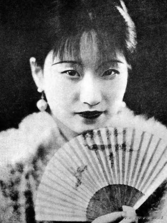 1931年，徐志摩想买条新裤子，竟发现家里一分钱都没有。他拎着破洞的裤子，哀求妻