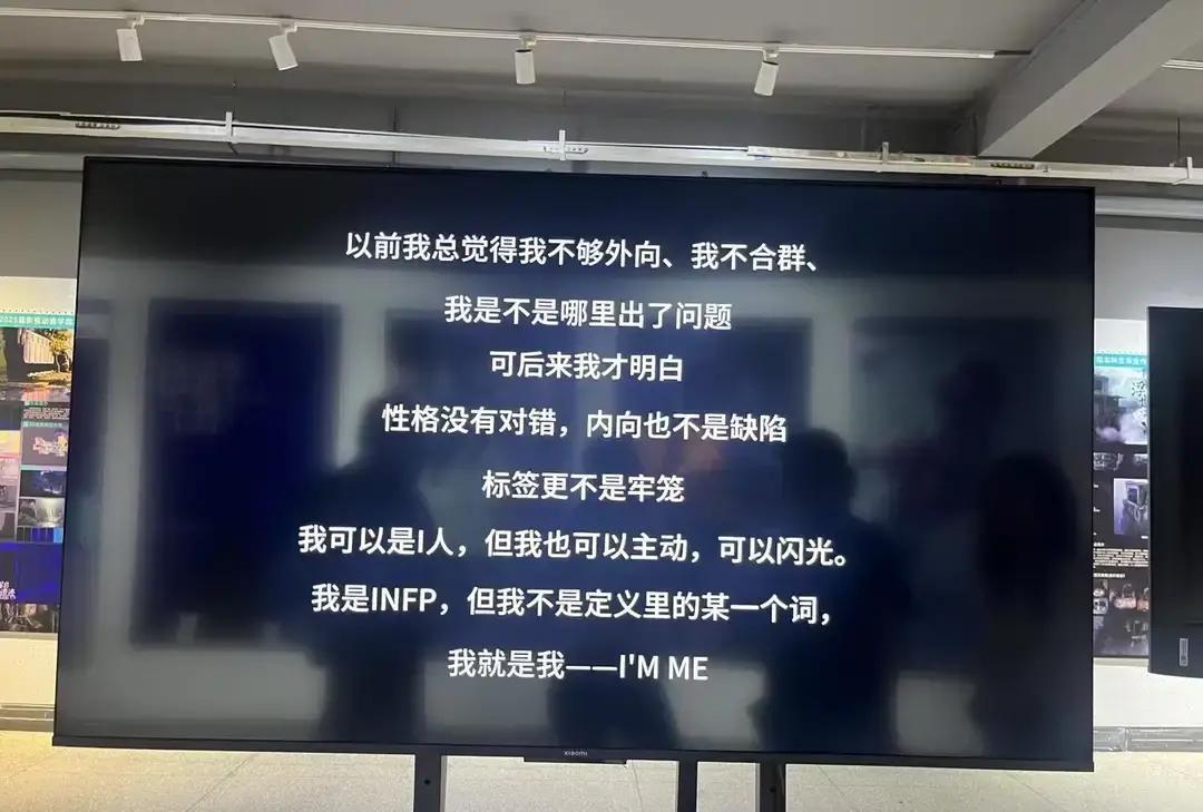 一个人看电影，全场安静到只剩心跳
 
那天我选了最晚一场。售票员说就卖了两张，另