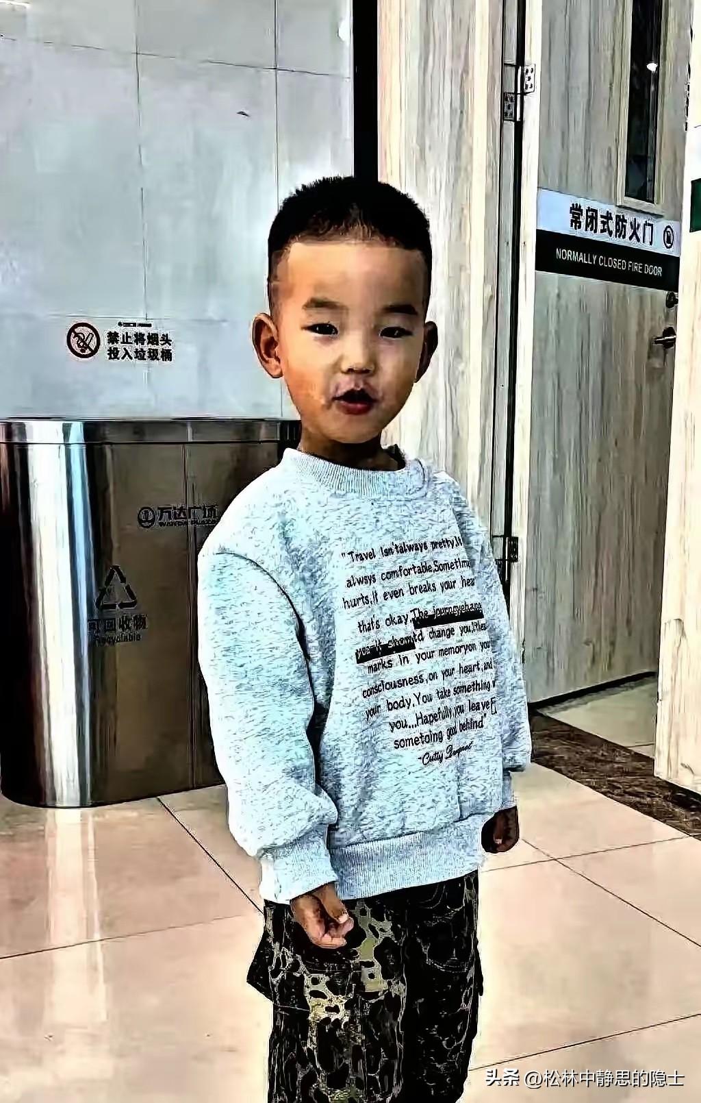河南开封3岁半的男孩澈澈，走失已经进入第四天。搜救犬循着气味追踪到村口时，突然停