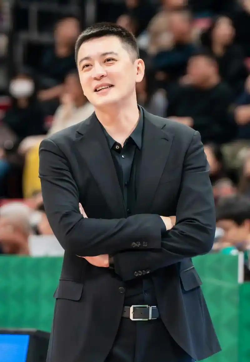据一位篮球界大咖说，杨鸣已接近签约北京北控，这样对北控球迷来说是一件好事，杨鸣指