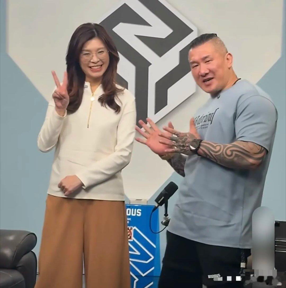 郑丽文与馆长对谈惊叹大陆发展馆长邀请郑丽文做节目，没想到馆长穿着拖鞋便开始了直播