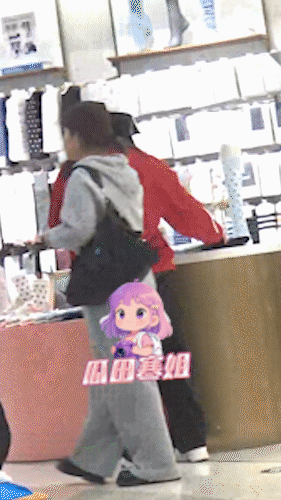 景甜逛街买平价袜子 “人间富贵花”景甜带着助理到商场逛街，一身休闲装扮溜达着走进