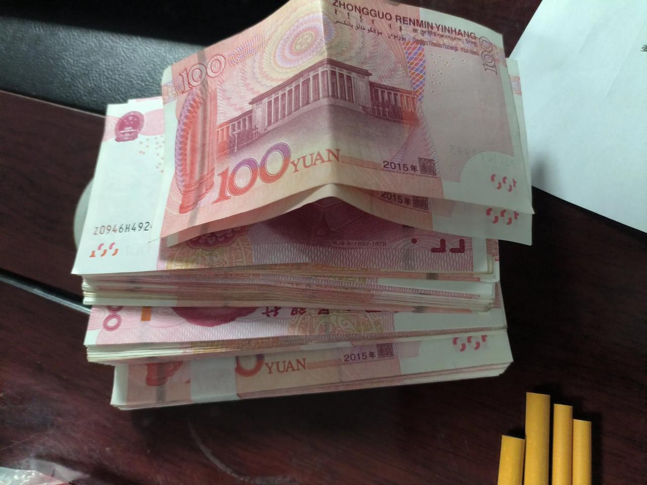 干了一年，这便是今年的工资，老板说拿着各自回家过年吧