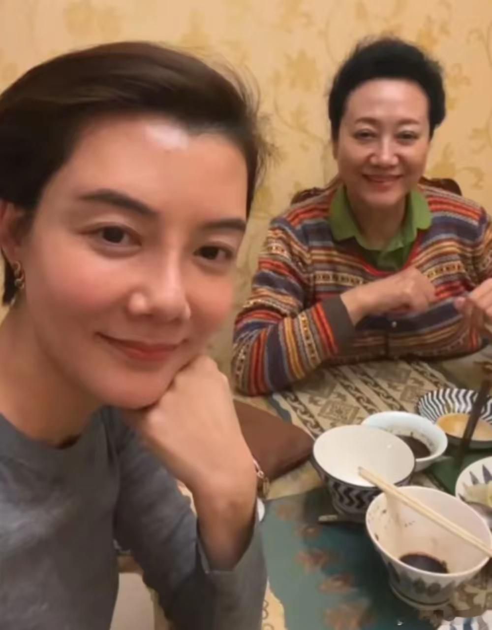 车晓北京逛市集，背帆布包打扮朴素像家庭主妇，手臂细如竹竿太瘦！！！ ​​​