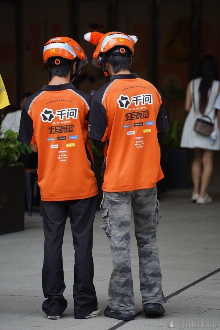 小哥哥在一起开心玩儿手机📱 
