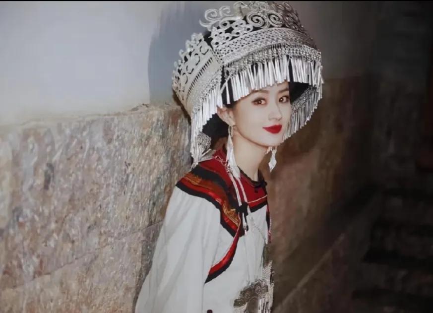 我就不明白，为什么总有人一直去吐槽她土气，不够时尚；为什么一定要去穿那些国外的大