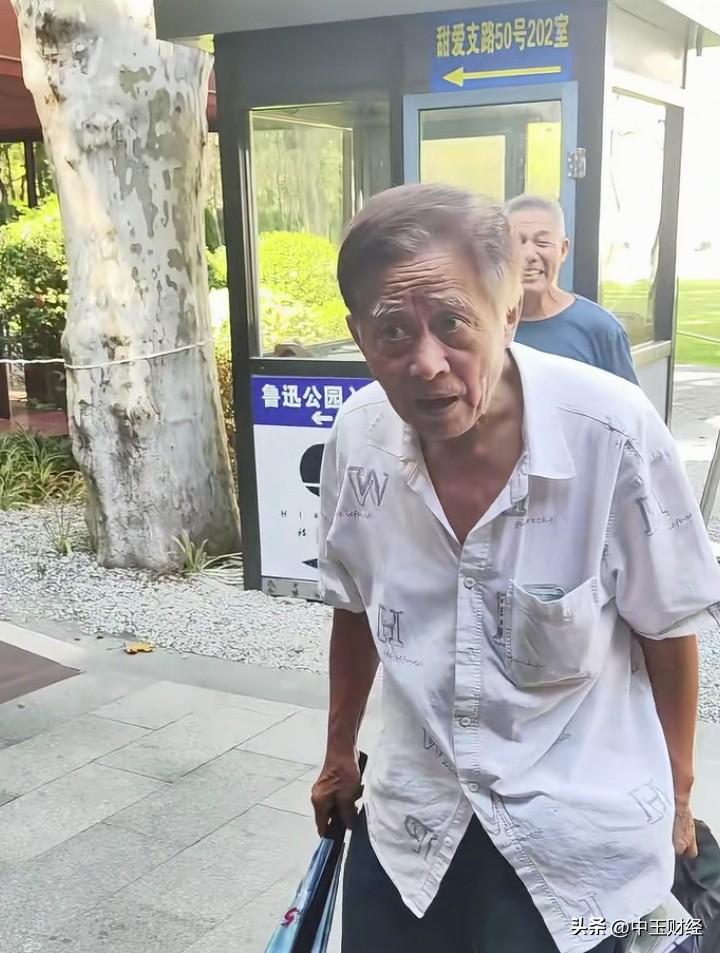 看来这位老人已然无奈且愤怒了！股票再度创下今年新低，加仓的部分也被死死套牢。都跌