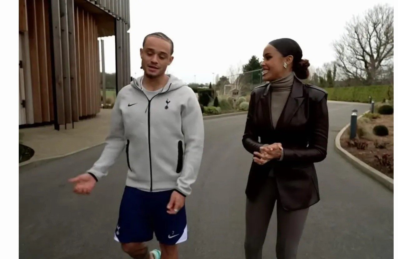 热刺中场哈维-西蒙斯接受了俱乐部媒体的采访，谈到了自己对来热刺的感受，也回顾了从