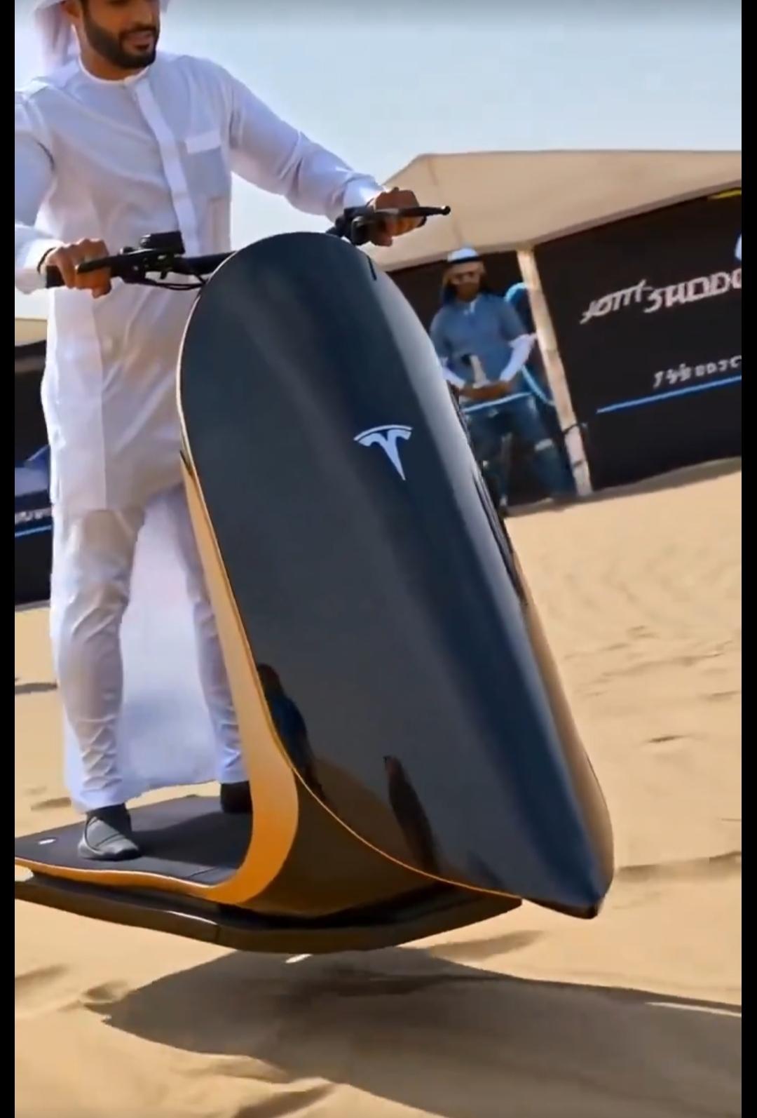 谁还没刷到过这个迪拜土豪的特斯拉悬浮车？
 
画面里车子直接飘在沙漠上，造型科幻