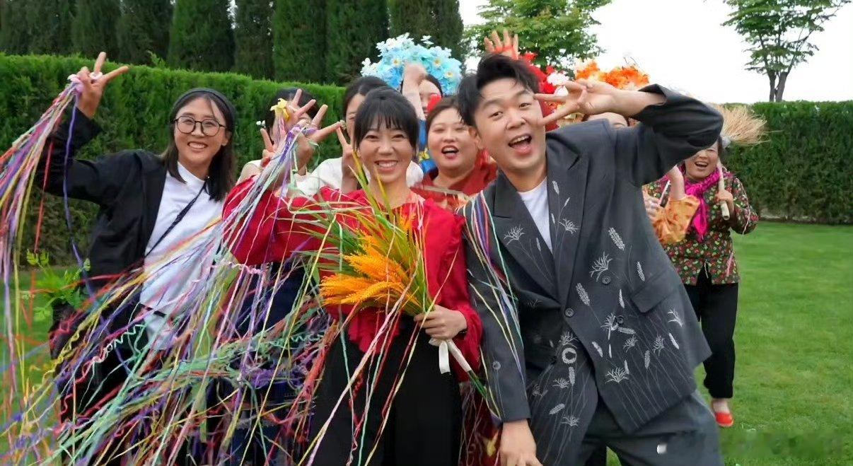 杜海涛乱入路人的斯皮尔伯格镜头杜海涛社交主打雨露均沾走到人群里就瞬间打成一片，杜