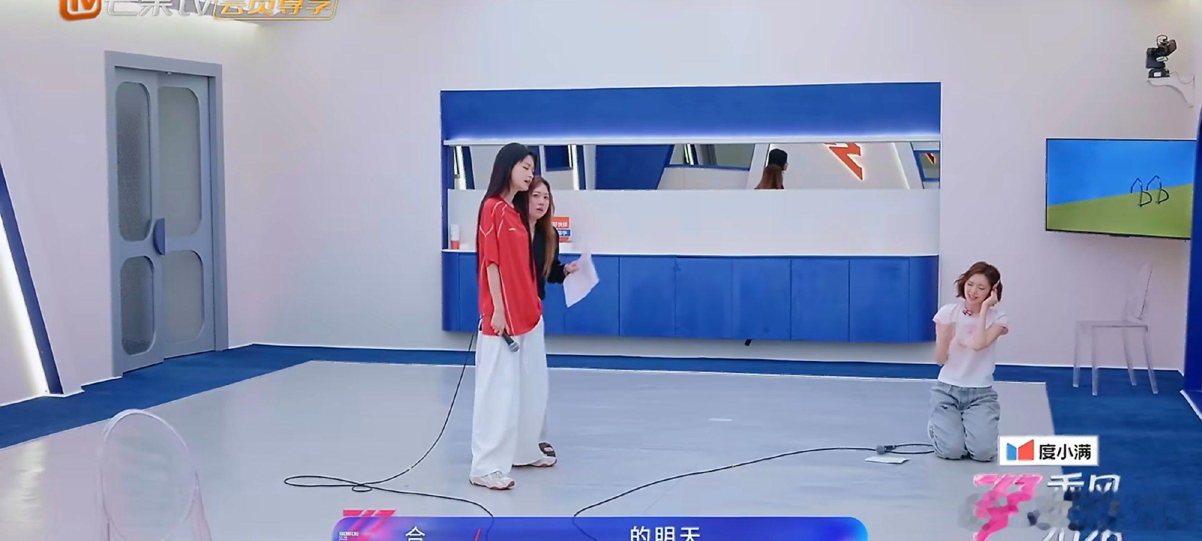 孙怡唐艺昕捂耳朵唱歌大法捂住耳朵之后可以放大自己唱出的声音，更好找准调门乘风20