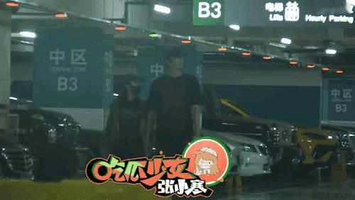 哈妮克孜与一位男士频繁同行的温馨画面，首日共乘一车前往商场共享美食，次日则默契地