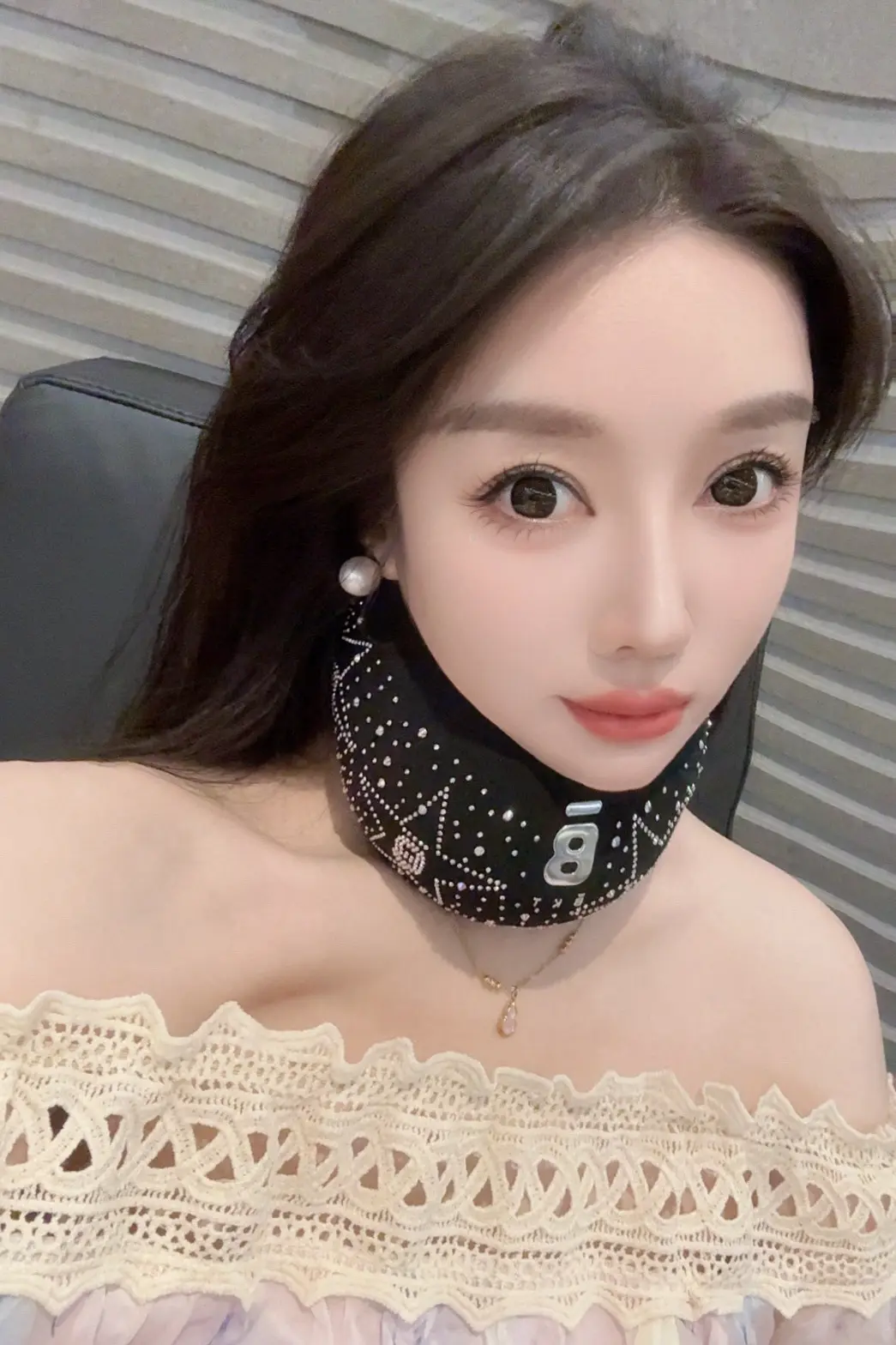 你心里装着一个人，连见一面都难的人。