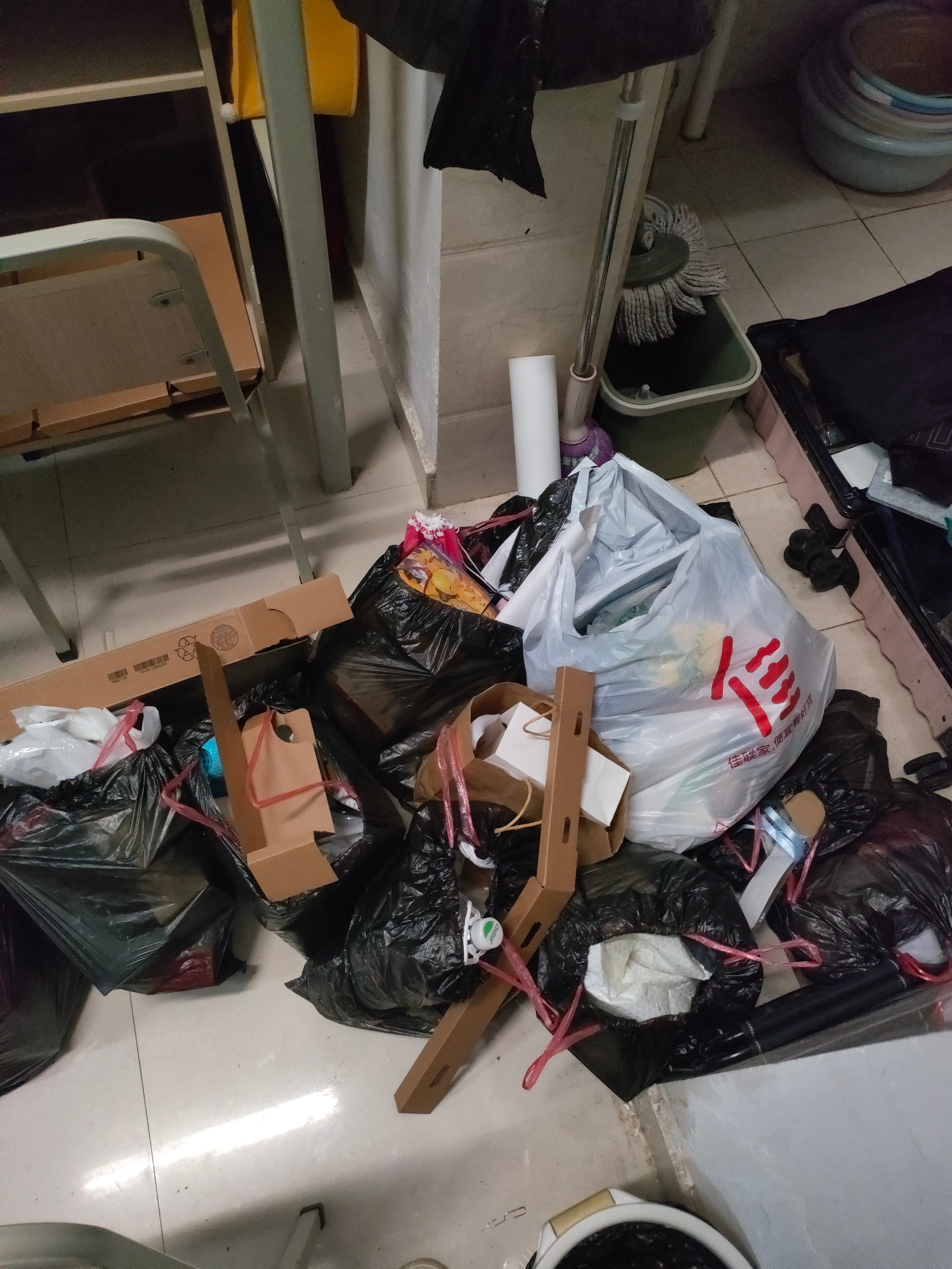 今天不续火了，我刚收拾完我宿舍的垃圾嗯对，全是我的垃圾四年的东西终于舍得断舍离了