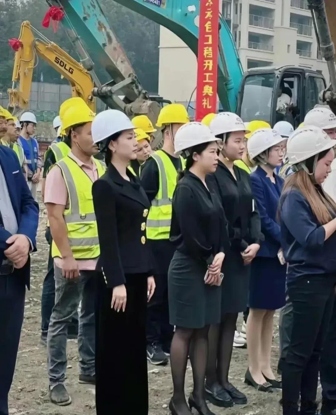 工地不都是白帽子看红帽子指挥黄帽子干活吗？怎么会少了一顶红帽子？
 #实话实说#