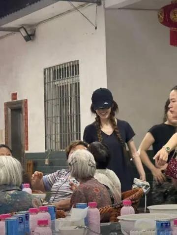 赵露思在陪奶奶过八十大寿，状态怎么样？ 