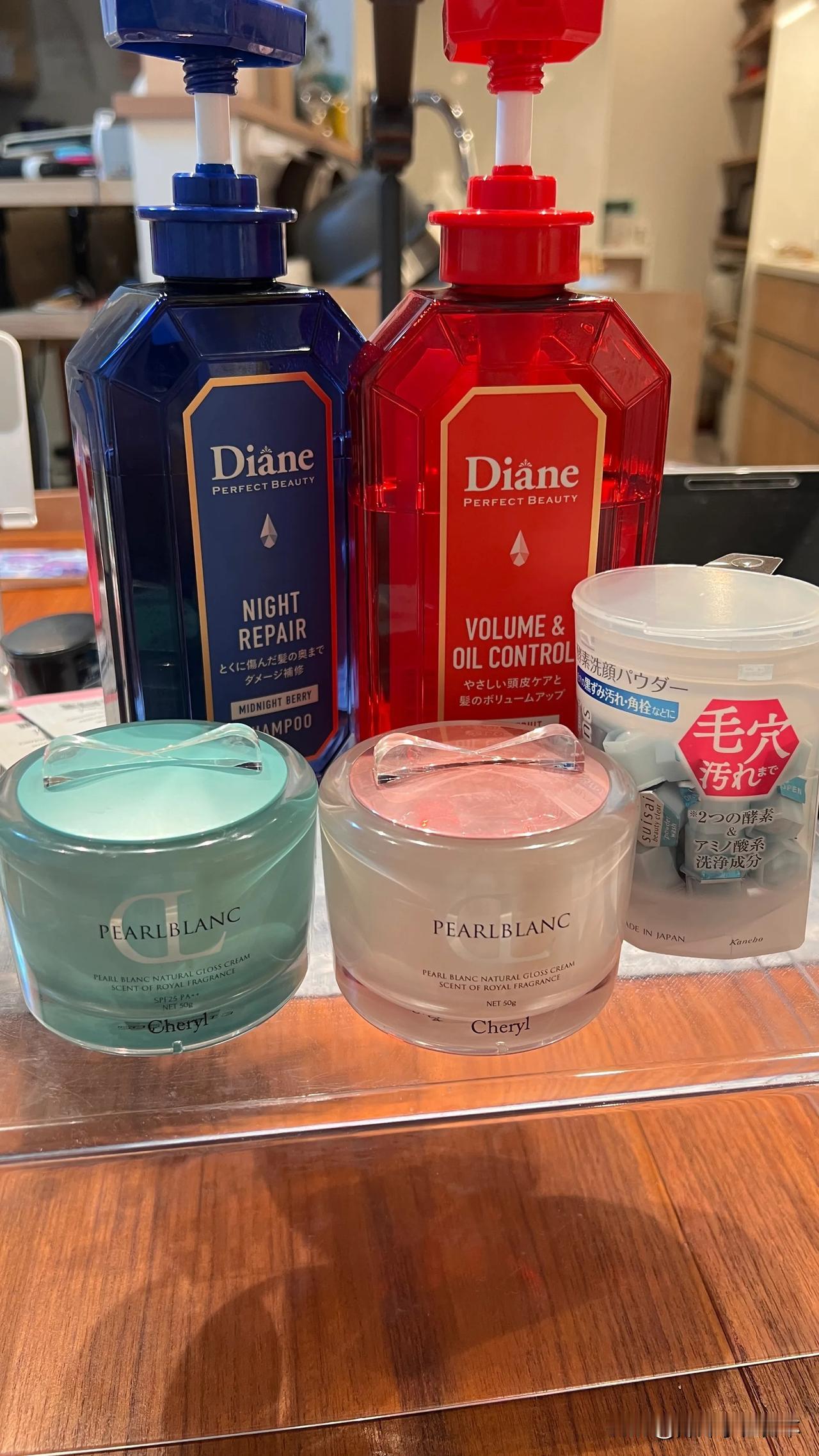 姐妹们，晚上好🌆下午爆单的素颜霜，晚上安排上了少量库存。
今天晚上19:30有