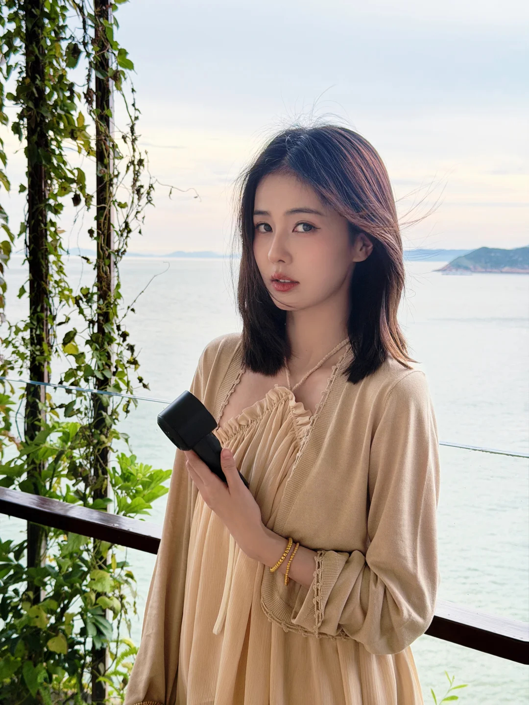 白鹿王韵娜开机照  一袭简约衣衫，一头柔黑长发，王韵娜的故事自此开篇。 