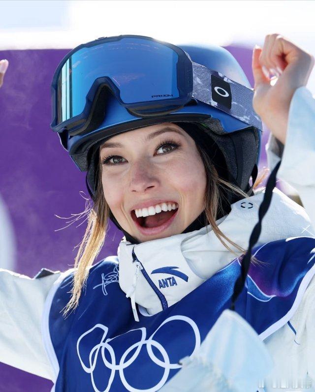 人民日报专访谷爱凌米兰冬奥拿下1金2银，她却说去年是最难的一年。面对压力与质疑，