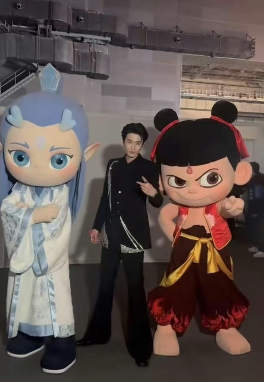 张凌赫和哪吒敖丙自拍上了   就这样双厨狂喜！！太可爱咯！张凌赫和吒儿饼饼的合影