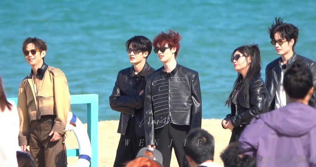 放开这个王鹤棣让我抱抱你好星期六  羡慕嫉妒恨！好六团集体抱王鹤棣的画面太暖心，