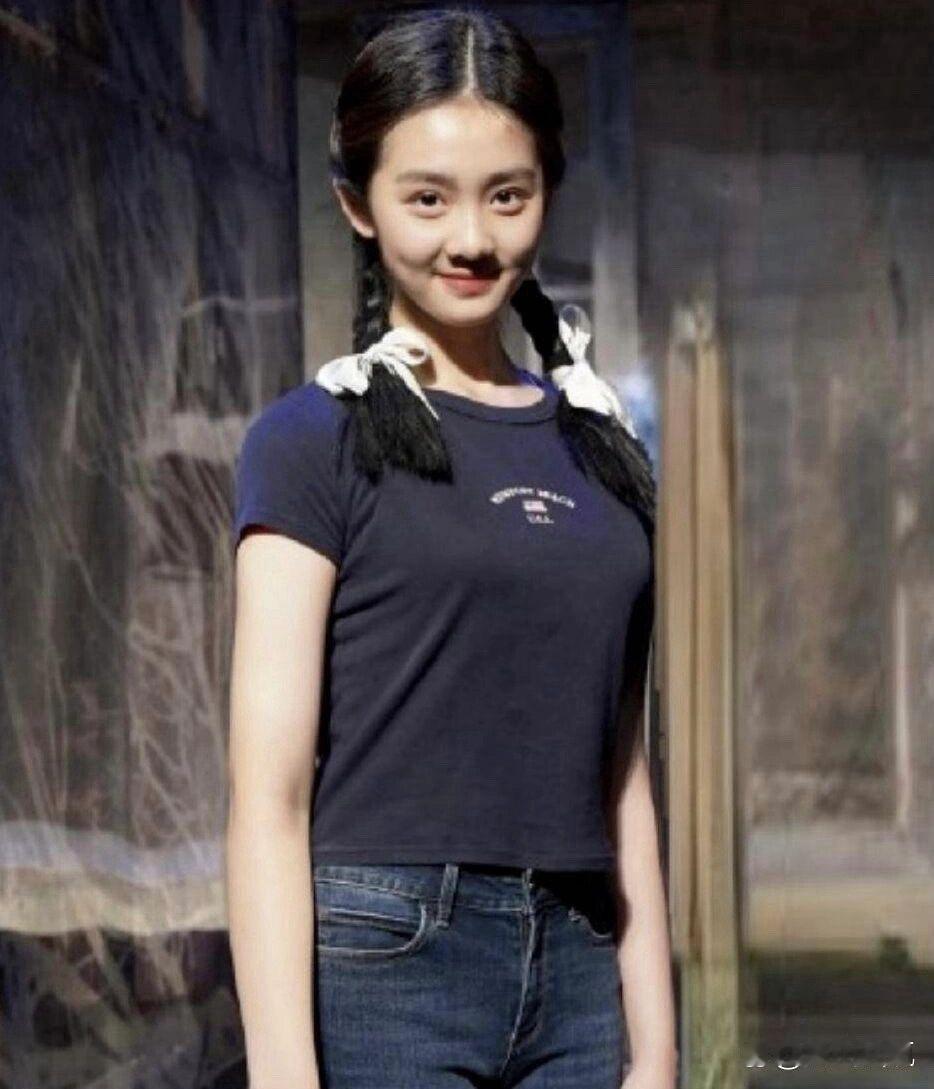 黄多多的成长变化引发热议，外貌与气质不断提升引人注目。她的蜕变让人不禁想要了解更