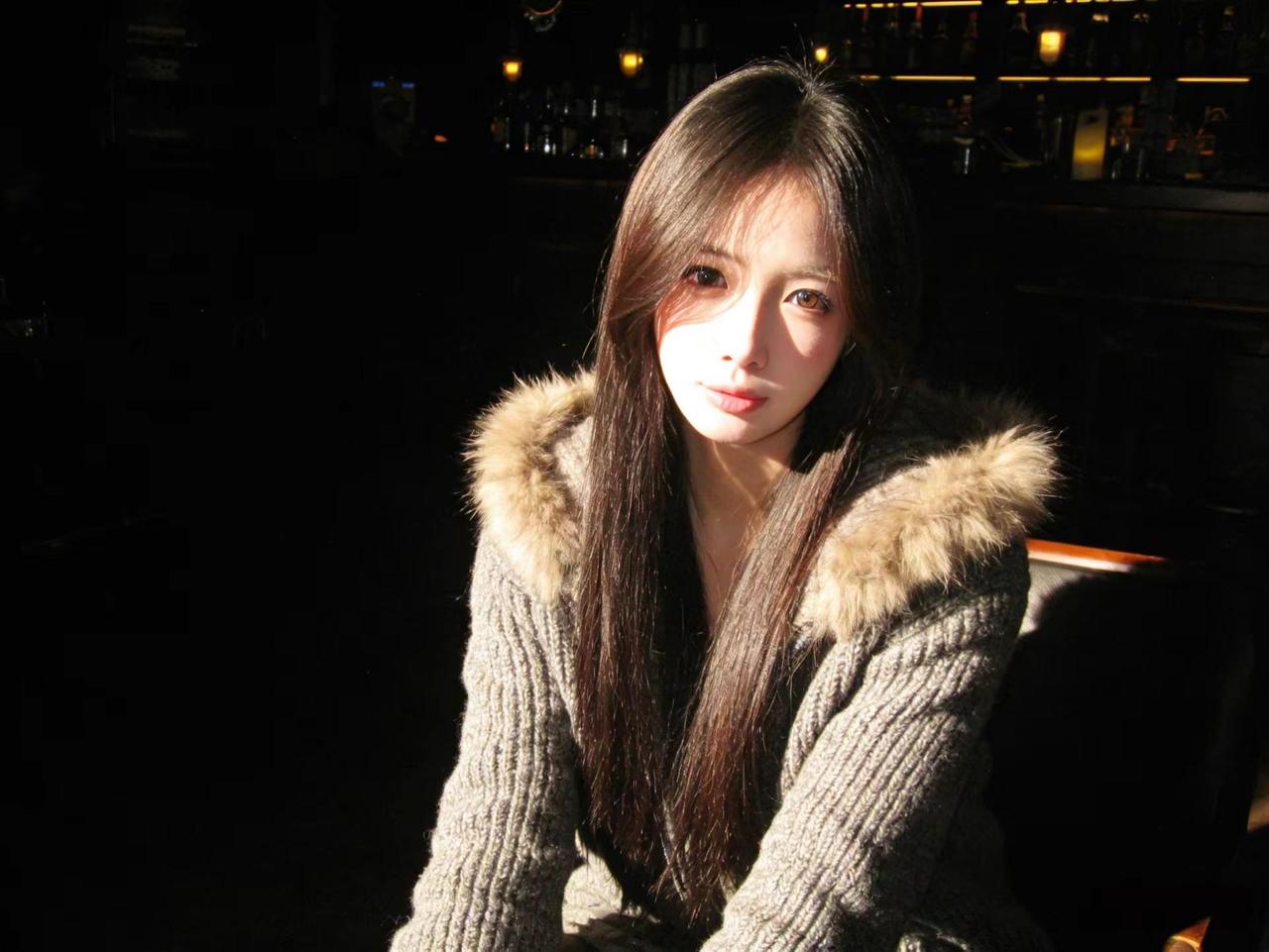 你的眼睛好漂亮，唇形也好漂亮，垂下的发丝也好漂亮，继续看着我说我好可爱好不好？你