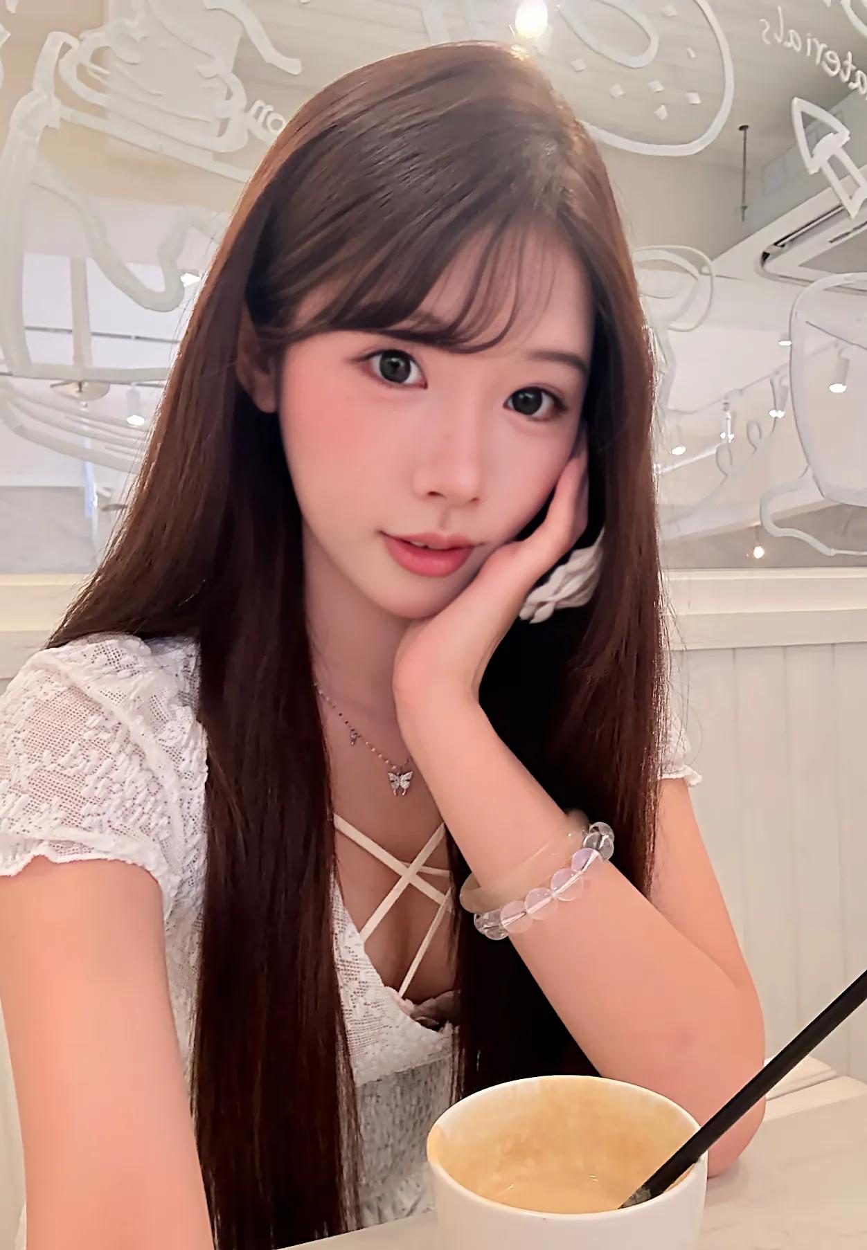 男人养女人一定是18岁年轻貌美大长腿的女大学生。
男人最想娶的一定是温柔贤惠顾家