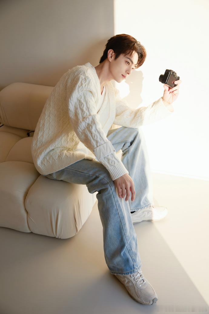 许凯记一个晴朗的午后许凯暖白针织衫午后大片 许凯记一个晴朗的午后，许凯暖白针织衫