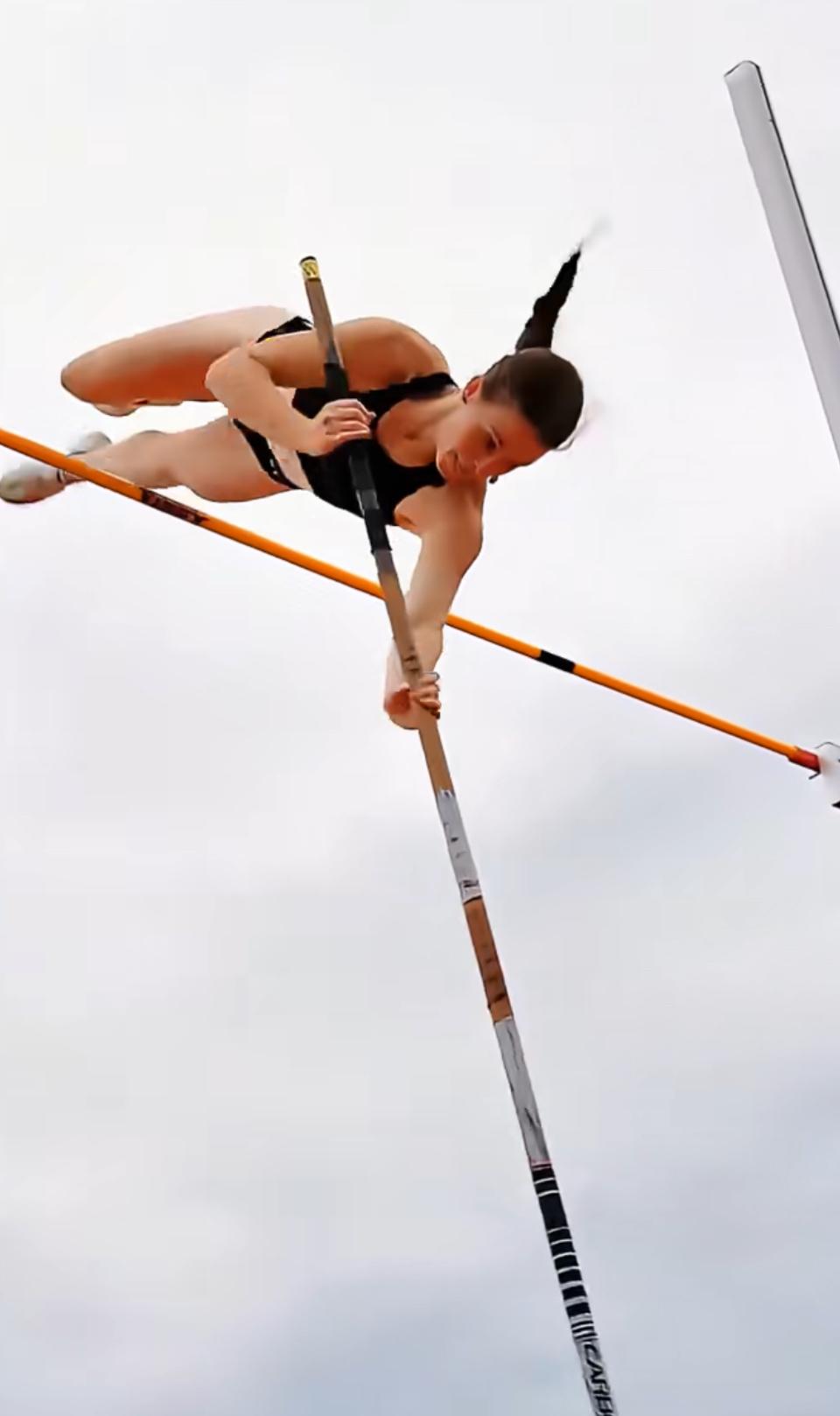 这位运动员正在进行撑杆跳高。
撑杆跳高女神 
跳高跳远