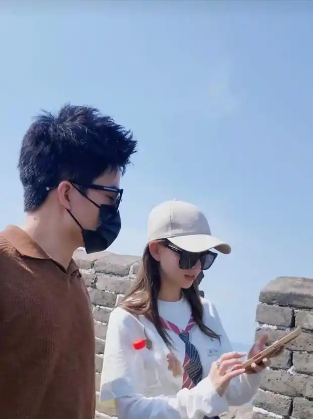 董宇辉陪昆凌爬长城，本以为是顶级尴尬，没想到这松弛感竟如此耐看 